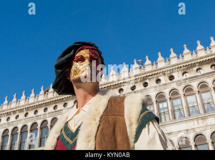 Beau masque à la place St Marc à l'occasion du carnaval de Venise Banque D'Images