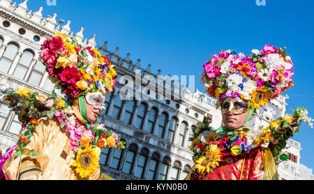 Venise, Italie, 6 février 2016 : couple en costumes et masques à la place St Marc au cours du carnaval de Venise Banque D'Images