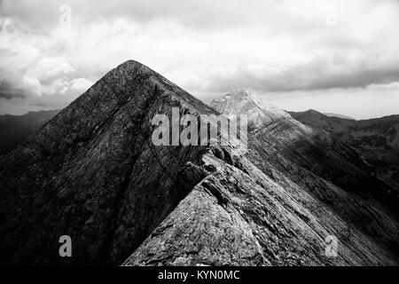 Haut contraste noir et blanc paysage des montagnes rocheuses Banque D'Images