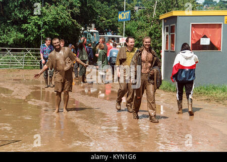 In la boue, boueux festivaliers au festival de Glastonbury 1998. Ferme digne Somerset, Angleterre, Royaume-Uni. Banque D'Images