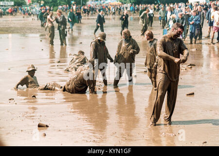 In la boue, boueux festivaliers au festival de Glastonbury 1998. Ferme digne Somerset, Angleterre, Royaume-Uni. Banque D'Images