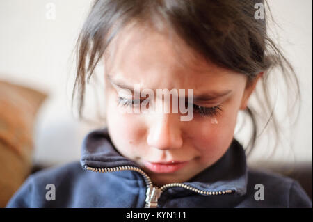5-year-old girl pings et une larme s'arrête sur son visage boudeur Banque D'Images