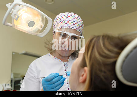 Ville Gomel, Bélarus.31 mai 2017, hôpital médical.Gomel. Médecin Dentiste dents guérit au patient.Maux de dents besoin de changer les joints. Banque D'Images