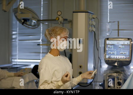 Ville Gomel, Bélarus.31 mai 2017, hôpital médical de Gomel.L'infirmière en opratioznoy prix lors de l'opération. Une infirmière portant un masque à l'hôpital Banque D'Images