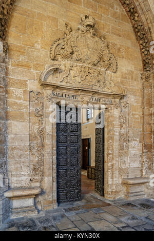 Porte de la salle capitulaire et archive dans le cloître de la cathédrale d'Oviedo, déclaré Monument National et site du patrimoine mondial par l'UNESCO en Banque D'Images