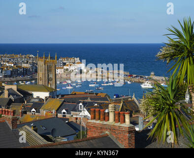 Une vue sur la ville vers le port, St Ives, Cornwall. Banque D'Images