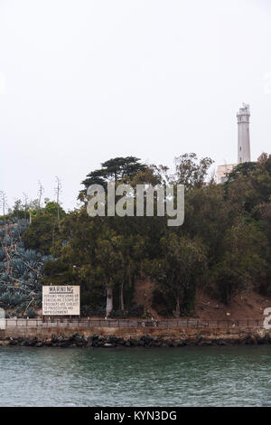 Avertissement contre l'aider les prisonniers à s'échapper, pénitencier fédéral d'Alcatraz, l'île d'Alcatraz, San Francisco Bay, California, USA Banque D'Images