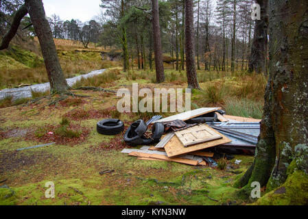 Les décharges sauvages dans une zone de beauté naturelle exceptionnelle. Déchets déversés dans la forêt de Bowland, Marshaw, Lancaster, Lancashire, Royaume-Uni. 15.1.18 Banque D'Images