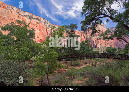 Springdale, Utah, USA - 3 juin 2015 : un groupe de touristes, au coucher du soleil, traverser le pont sur la rivière Virgin. Dans l'arrière-plan le magnifique rock pour Banque D'Images