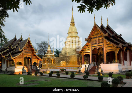 Wat Phra Sing de Chiang Mai, Thaïlande le nuageux et frais d'un soir de janvier. Banque D'Images