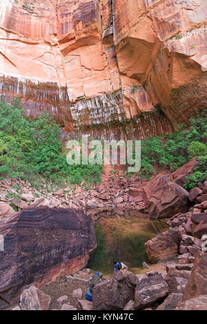 L'ouragan, Utah, USA - 3 juin 2015 : un groupe de touristes, au coucher du soleil, suivez le sentier à travers l'Emerald Poos Zion National Park. Banque D'Images