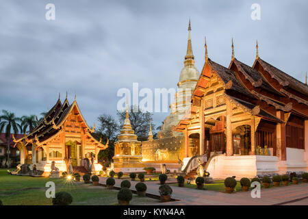 Wat Phra Sing de Chiang Mai, Thaïlande le nuageux et frais d'un soir de janvier. Banque D'Images