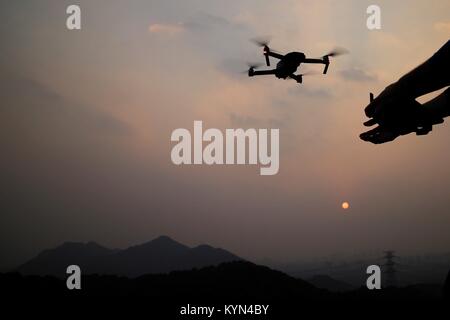 Drone en vol en montagne au coucher du soleil. Banque D'Images