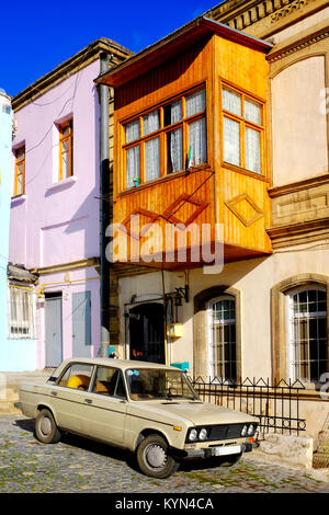 Vieille voiture à Icheri Sheher, Baku, Azerbaïdjan Banque D'Images