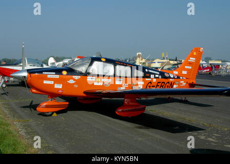 Piper PA-28 Cherokee Dakota G-FRGN, de Polly Vacher, le plus petit avion piloté par une femme en solo autour du monde par l'Australie. À Biggin Hill Banque D'Images