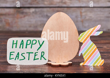 Oeufs de Pâques et et de contreplaqué. Banque D'Images