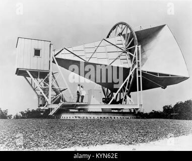 L'ANTENNE À Holmdel est un grand four micro-ondes antenne qui a été utilisé comme un radiotélescope au cours des années 1960 chez Bell Telephone Laboratories à Holmdel Township, New Jersey, United States. Arno Allan Penzias et Robert Woodrow Wilson s'élèvent à 15 mètres de l'antenne à Holmdel qui ont amené leur découverte la plus remarquable Banque D'Images