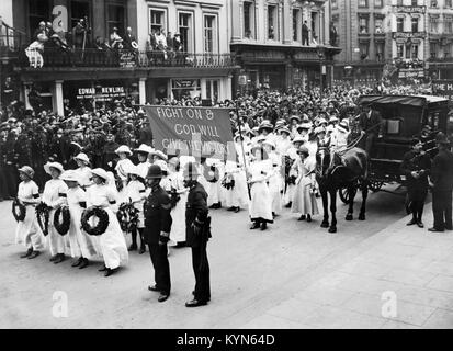 Emily Davison, funeral proccesion n Morpeth, Northumberland, 13 juin 1913. Une procession de suffragettes, vêtus de blanc et portant des couronnes et une bannière à lire 'lutte sur et Dieu donnera la victoire" Banque D'Images