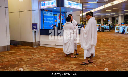 DELHI, INDE - CIRCA NOVEMBRE 2017 : Groupe des Svetambara les gens dans l'aéroport Banque D'Images