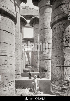 Piliers de la salle hypostyle à partir de l'enceinte d'Amon-Rê dans le Grand Temple de Karnak, en Égypte. Des merveilles du monde, publié vers 1920. Banque D'Images