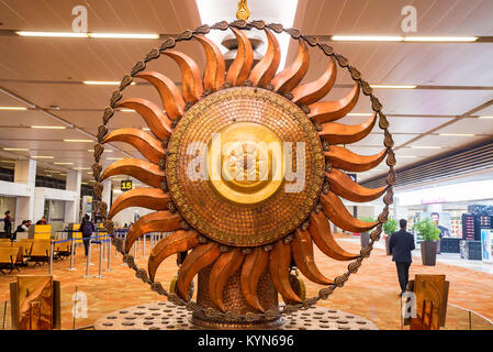 DELHI, INDE - CIRCA NOVEMBRE 2017 : Surya statue in airport Banque D'Images