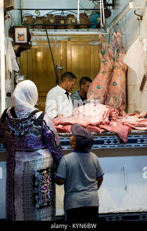 Boucherie locale dans les souks de la place Jemaa el fna de la vieille ville de Marrakech Banque D'Images