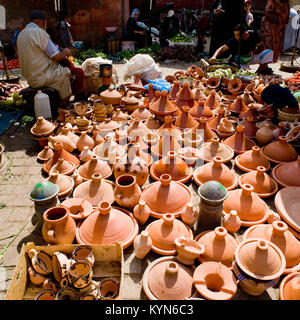 Argile brun fait main tajins pour disposés en rangées cuisson des aliments prêts à vendre à Marrakech Banque D'Images