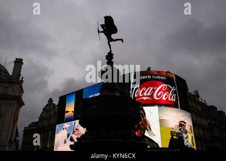 London Piccadilly Circus montrant Nouvelle affiche de publicité et la statue d'Eros, le Dieu de l'amour. Janvier 2018 La célèbre affiche de publicité Banque D'Images