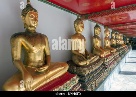 Bangkok Thaïlande, ligne de Bouddhas dorés au Temple Wat Arun, Banque D'Images