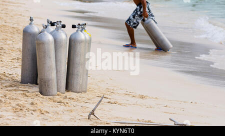 Une collection de plongeurs de la tâche demandée sur une plage de sable blanc tropicales. Banque D'Images