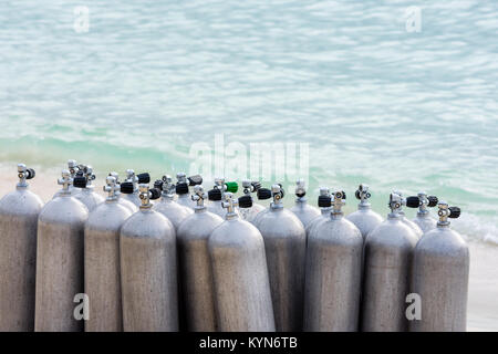 Une collection de plongeurs de la tâche demandée sur une plage de sable blanc tropicales. Banque D'Images