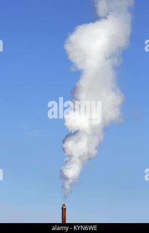 Cheminée industrielle / cheminée / cheminée contre le ciel bleu sur une journée sans vent Banque D'Images