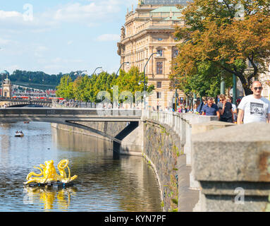 PRAGUE, RÉPUBLIQUE TCHÈQUE - le 29 août 2017 ; les touristes ruisseau street passé staute de poulpe jaune dans la rivière Vltava Banque D'Images