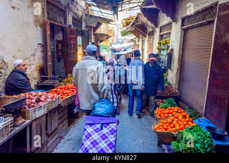 Fes, MAROC - 10 Décembre : Marché de la rue avec des légumes pour la vente dans les médias, la vieille ville de Fès. Décembre 2016 Banque D'Images