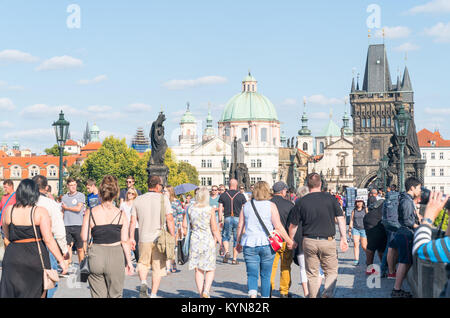 PRAGUE, RÉPUBLIQUE TCHÈQUE - le 29 août 2017 ; les touristes affluent à travers le célèbre Pont Charles et historique vieille ville tous les jours, main bridge gate et tour ahea Banque D'Images