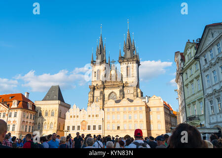 PRAGUE, RÉPUBLIQUE TCHÈQUE,- 29 août 29, 2017 ; Sun souligne Gallery of Art plus de chefs de foule de touristes en face de tours gothiques de l'église de Notre Banque D'Images