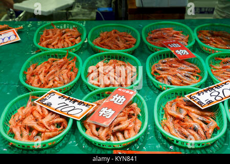 Marché japonais avec du poisson frais et des fruits de mer en vente dans la ville de Kanazawa, au Japon Banque D'Images