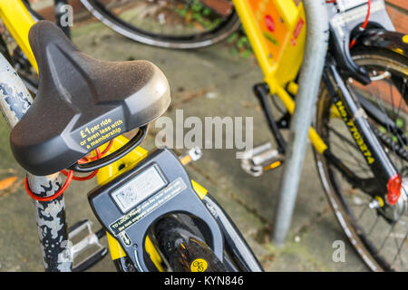 Libre de deux YoBikes jaune en 2018- Location de vélos smart dockless à Southampton, England, UK Banque D'Images