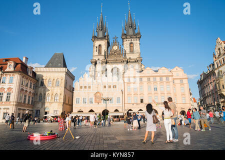 PRAGUE, RÉPUBLIQUE TCHÈQUE,- 29 août 29, 2017 ; Sun souligne Gallery of Art et les touristes en face de tours gothiques de l'église Notre Dame de Tyn avant Banque D'Images