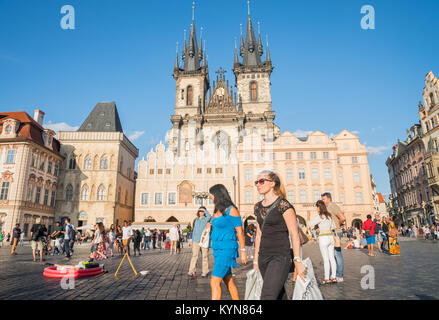 PRAGUE, RÉPUBLIQUE TCHÈQUE,- 29 août 29, 2017 ; Sun met en lumière des beaux-arts de l'Art comme deux femmes avec des sacs de shopping à pied par les touristes en face de tours gothiques Banque D'Images