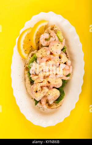 Style scandinave ou norvégien face ouverte ou fruits de mer crevettes Crevettes Sandwich sur fond jaune Banque D'Images