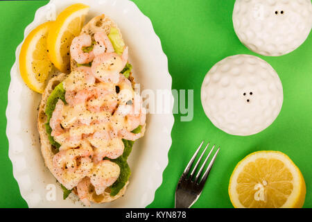 Style scandinave ou norvégien face ouverte ou fruits de mer crevettes Crevettes Sandwich sur fond vert Banque D'Images