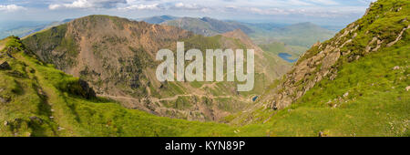 Vue depuis le mont Snowdon, Snowdonia, Gwynedd, Pays de Galles, Royaume-Uni - à nord à Garnedd Ugain, lit-bébé Goch, le Pyg piste et la piste de mineur Banque D'Images