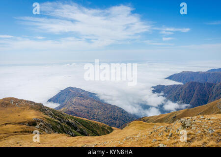 Montagnes d'or et mer de nuages, parc national Lagodekhi, Géorgie Banque D'Images