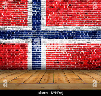 Drapeau Norvège peint sur mur de briques avec plancher en bois Banque D'Images