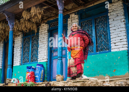 Portrait de femme nepalesse, de l'Annapurna base camp trek, au Népal, en Asie. Banque D'Images