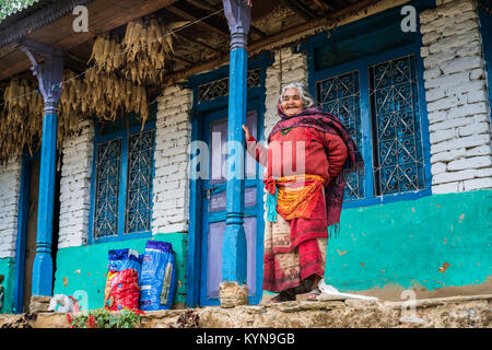 Portrait de femme nepalesse, de l'Annapurna base camp trek, au Népal, en Asie. Banque D'Images