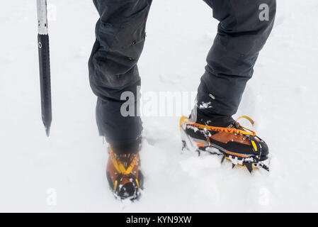 Crampons sur bottes de marche dans la neige sur les montagnes de Cairngorm Ecosse Banque D'Images