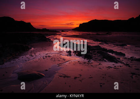 Porth Dafarch au coucher du soleil, Anglesey Banque D'Images