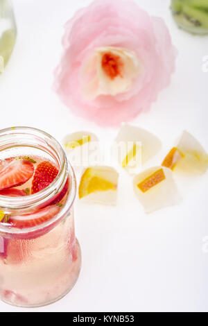 Vue rapprochée de boisson saine avec des fraises et d'agrumes des cubes de glace isolated on white Banque D'Images